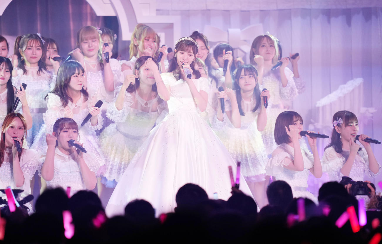 純白のドレスを着てメンバーと一緒に歌うHKT48運上弘菜（中央）（撮影・横山健太）