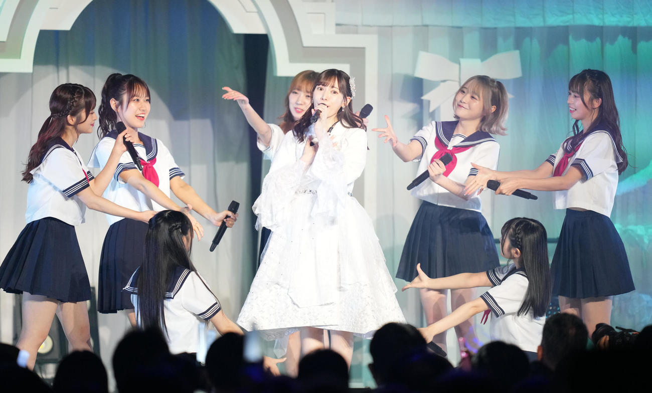 卒業コンサートでメンバーと一緒に歌うHKT48運上弘菜（中央）（撮影・横山健太）