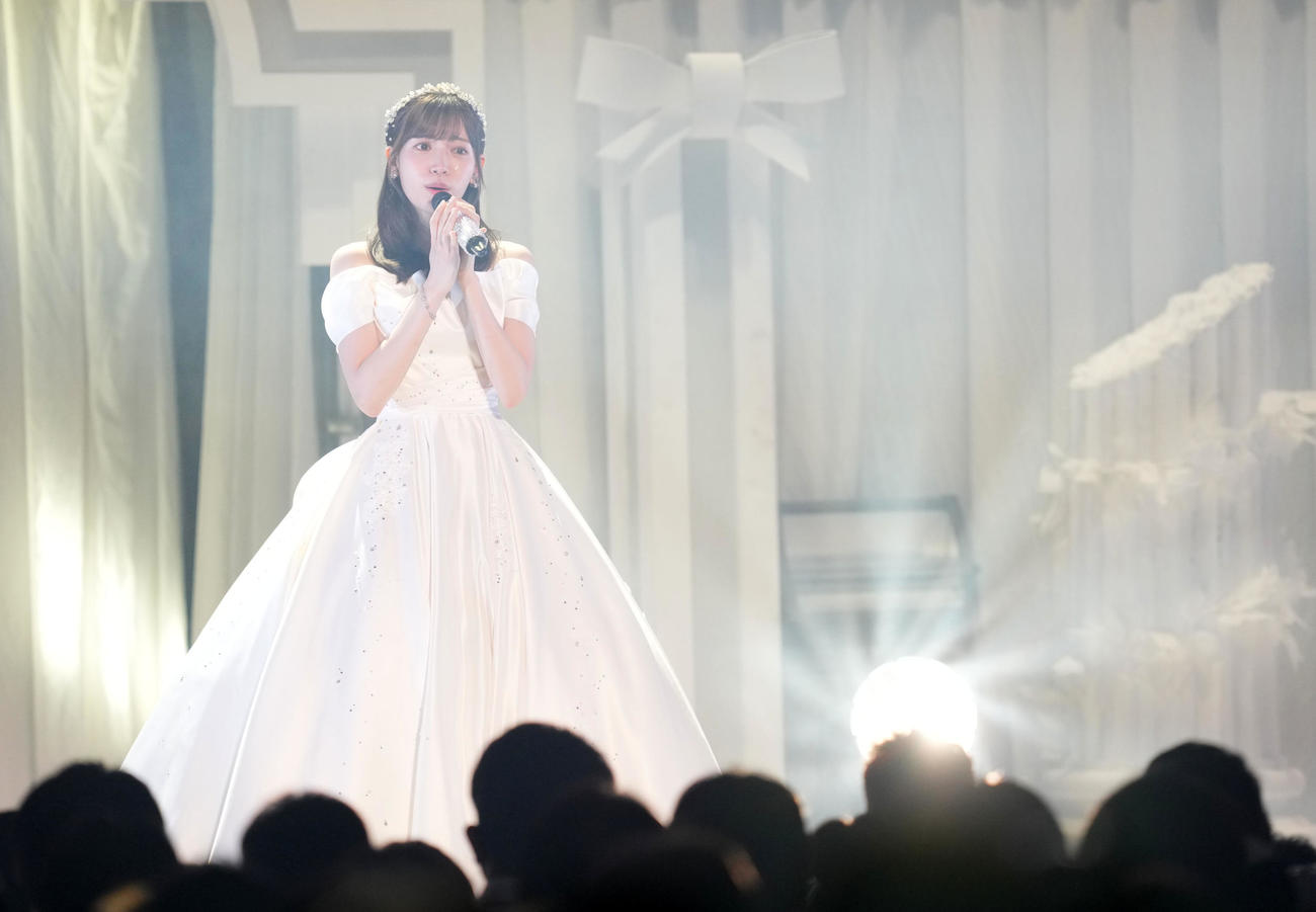 卒業コンサートで涙を流すHKT48運上弘菜（撮影・横山健太）