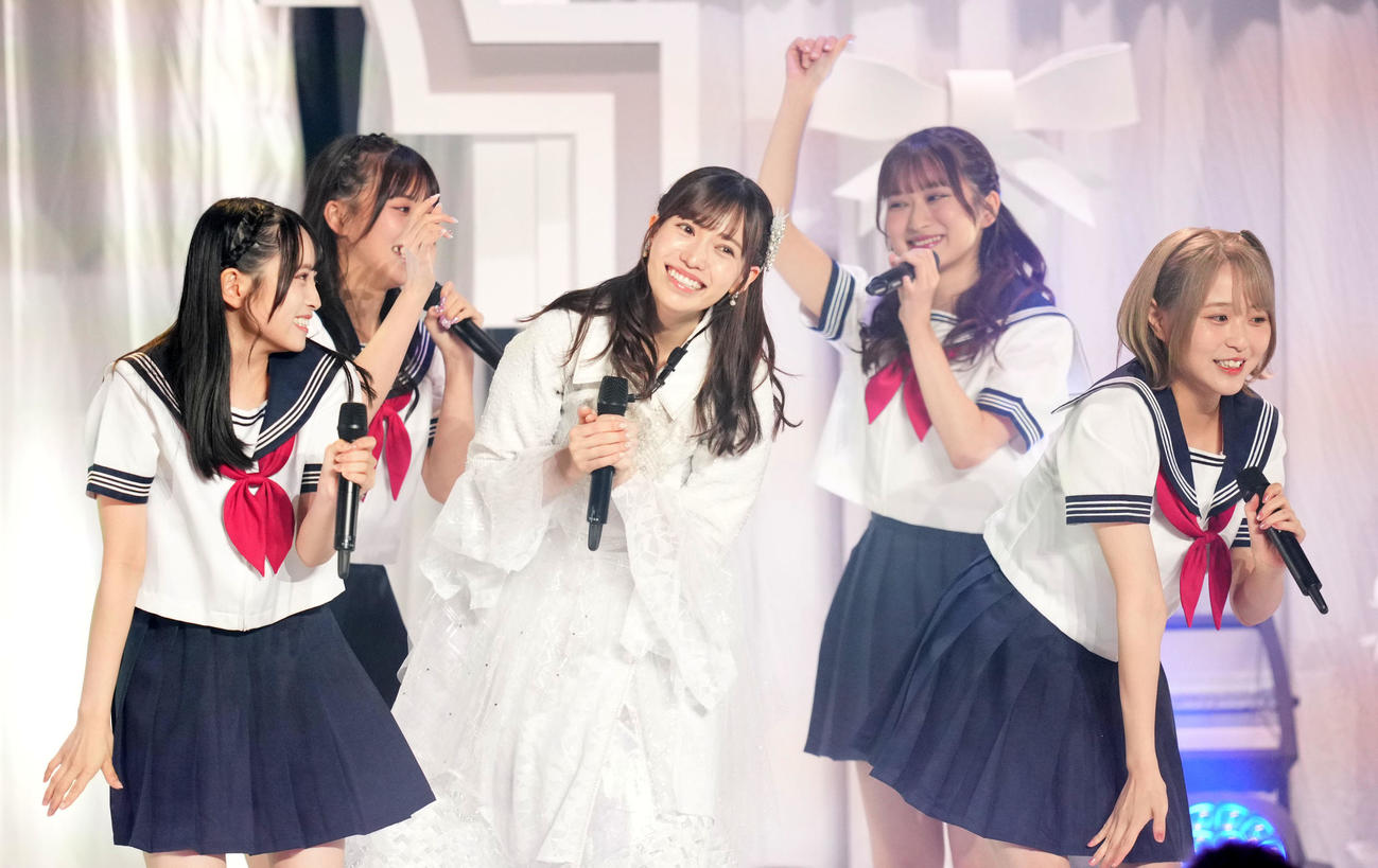 卒業コンサートでメンバーと一緒に歌うHKT48運上弘菜（中央）（撮影・横山健太）
