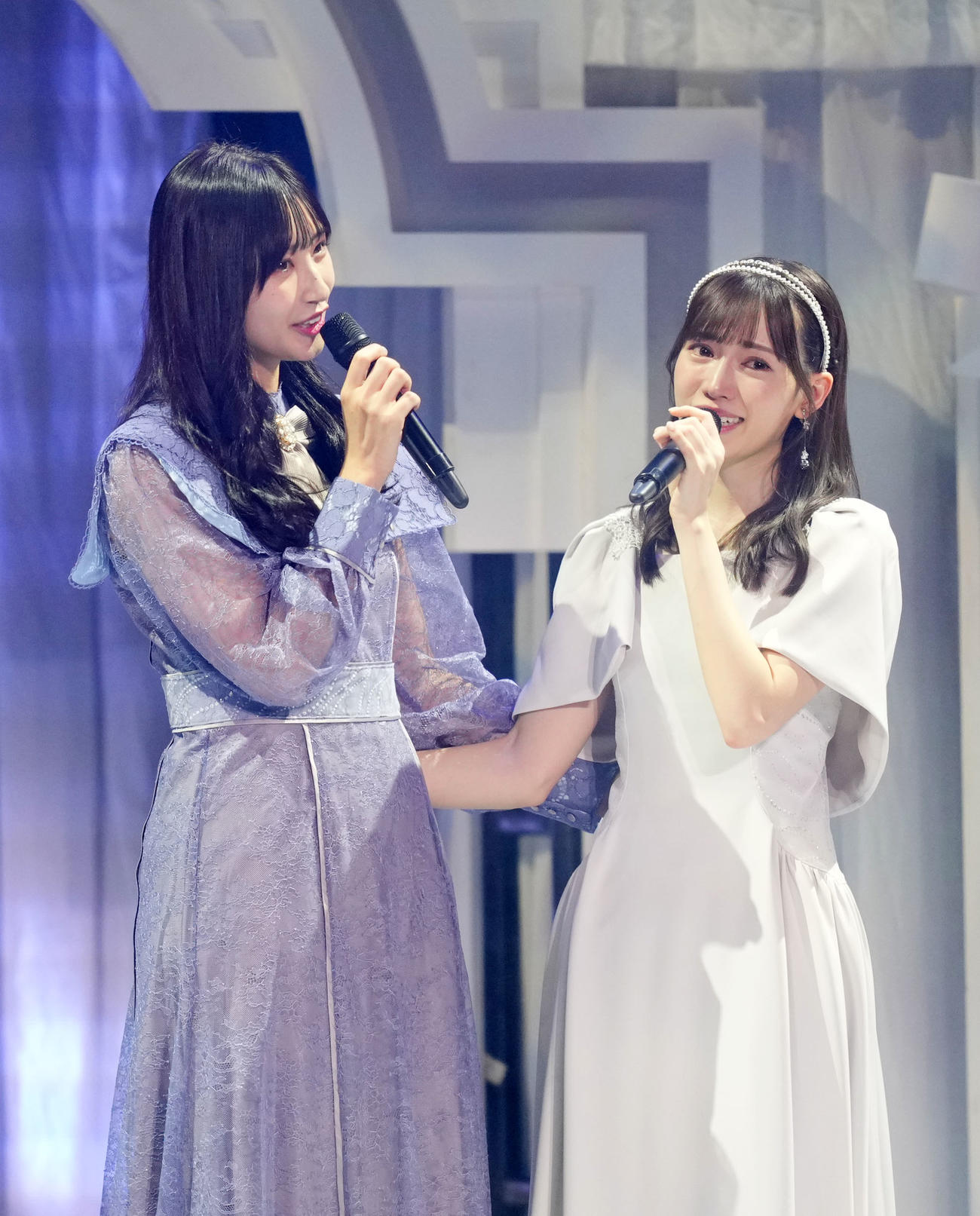 卒業コンサートに松本日向（左）が駆けつけ涙ぐむHKT48運上弘菜（撮影・横山健太）