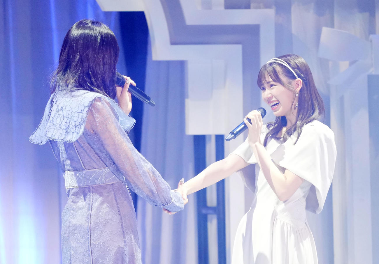 卒業コンサートに松本日向（左）が駆けつけ涙ぐむHKT48運上弘菜（撮影・横山健太）