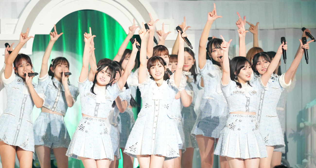 卒業コンサートでメンバーと一緒に歌うHKT48運上弘菜（中央）（撮影・横山健太）