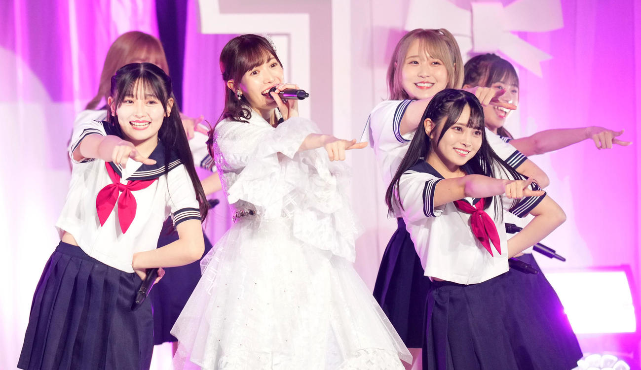 卒業コンサートでメンバーと一緒に歌うHKT48運上弘菜（中央）（撮影・横山健太）