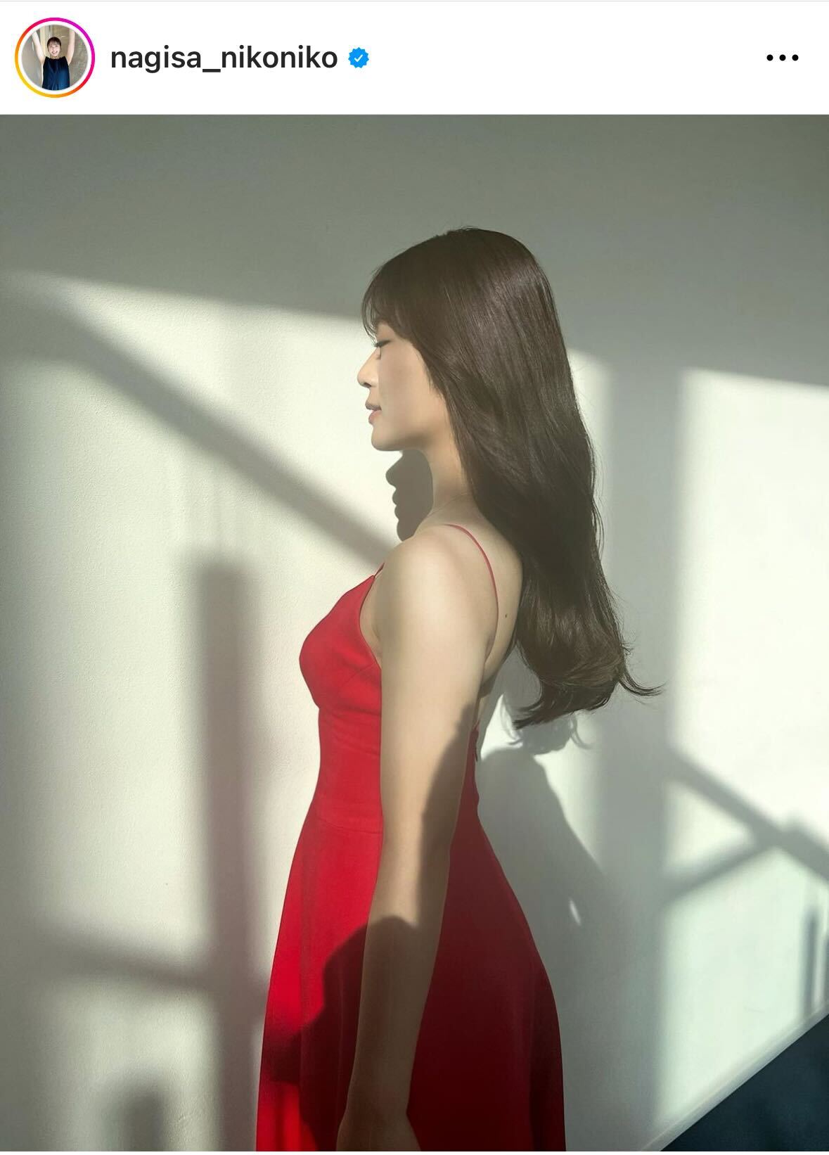 肩を出した赤いドレス姿でロングヘアをなびかせる渋谷凪咲（渋谷凪咲のインスタグラムから）