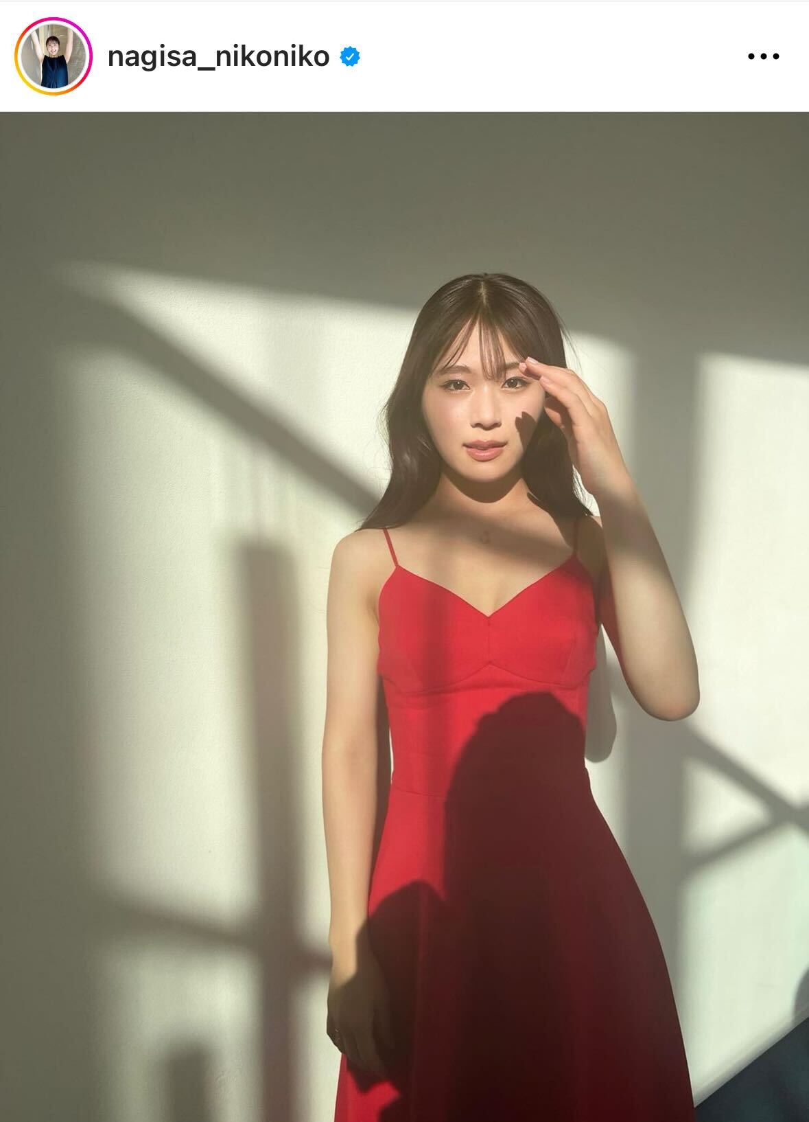 肩を出した赤いドレス姿でロングヘアをなびかせる渋谷凪咲（渋谷凪咲のインスタグラムから）