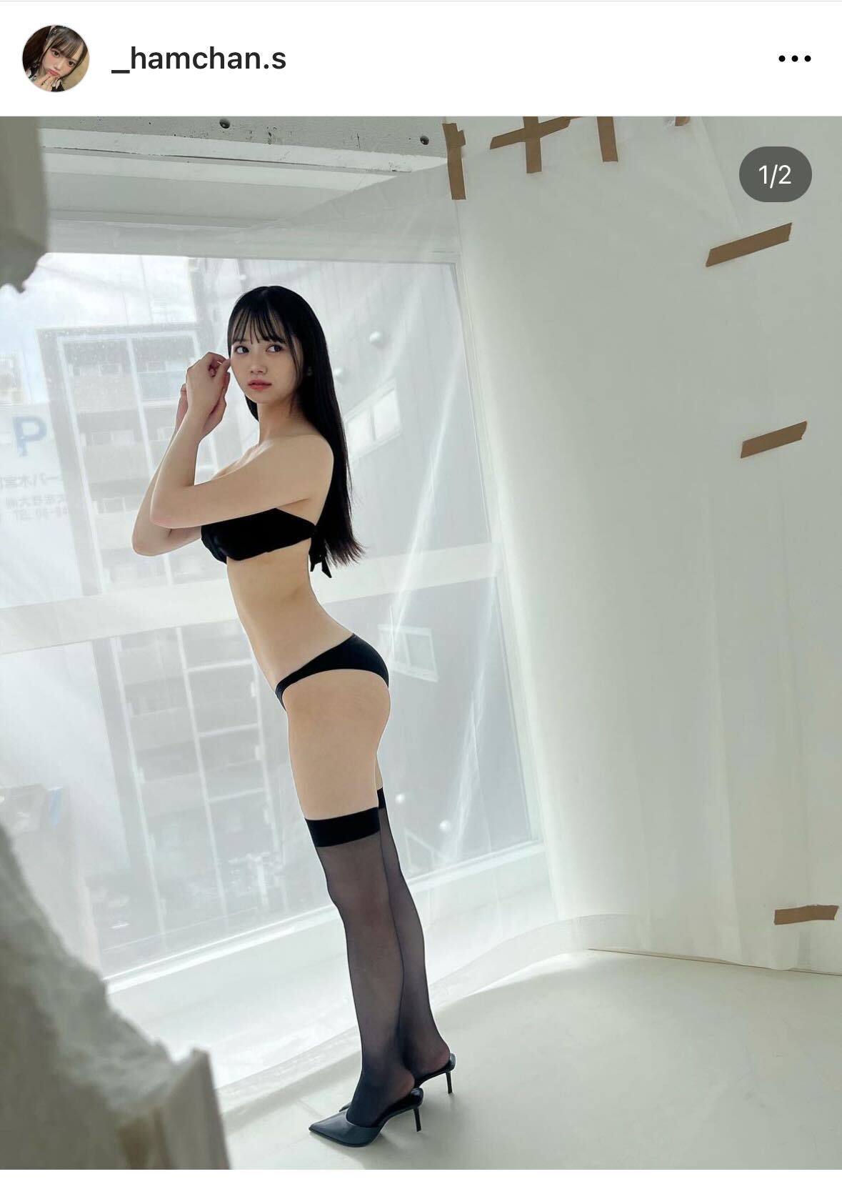 黒のビキニ、ニーハイソックス、ハイヒール姿のNMB48黒田楓和（黒田楓和のインスタグラムから）