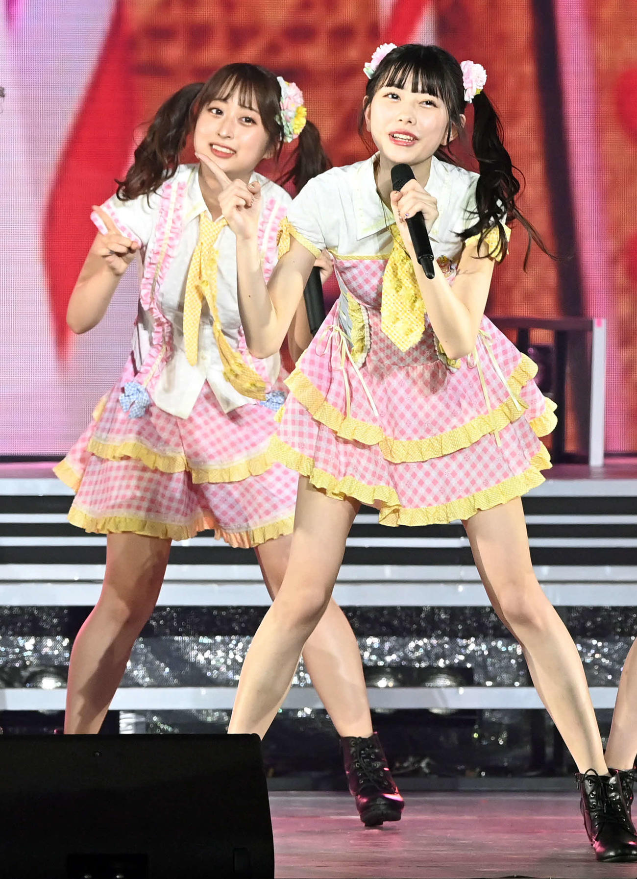 2021年5月、15周年コンサートで千葉恵里らと「最強ツインテール」を歌う吉橋柚花（後方）