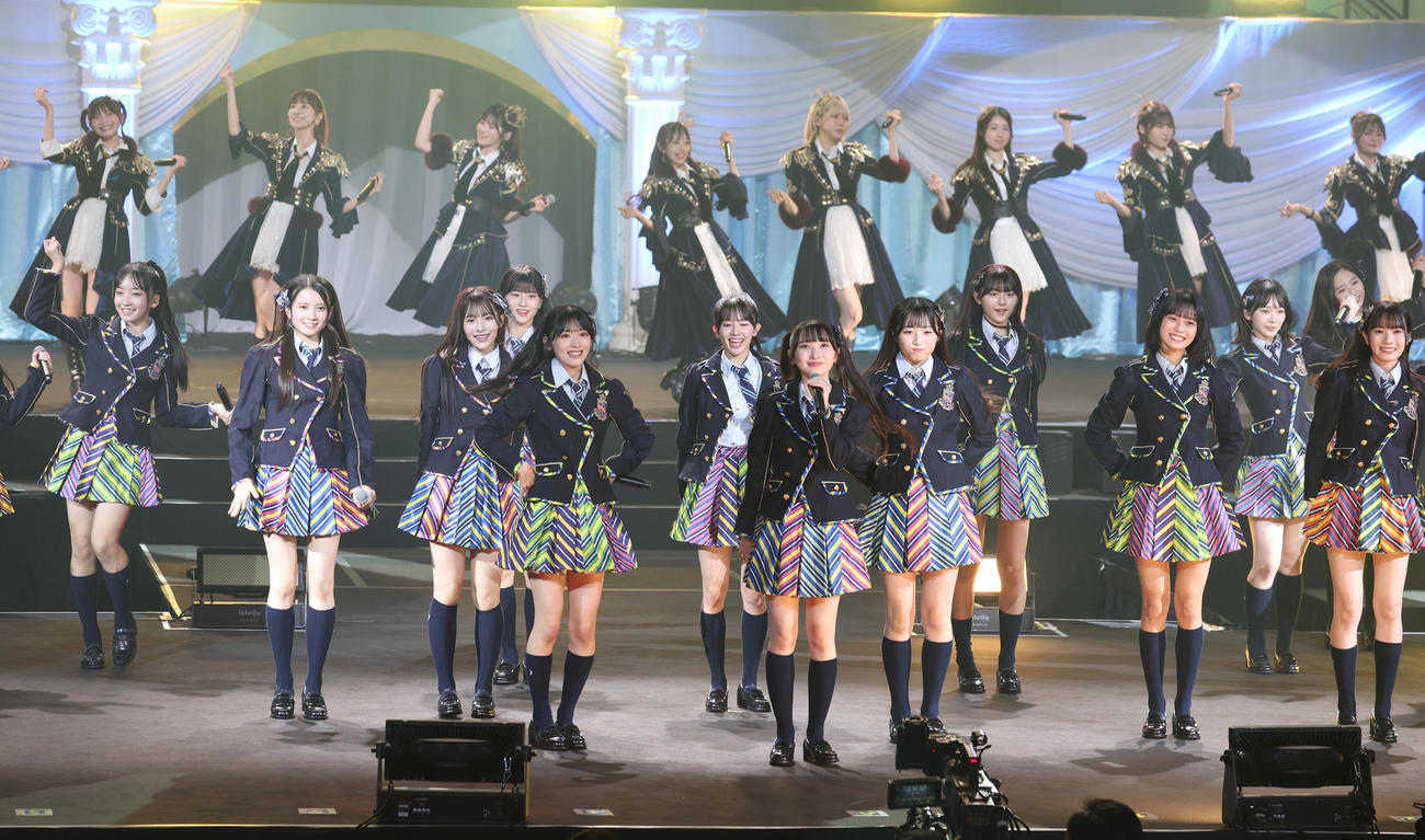 「古参も新規も大集合！なんでもありのAKBでっせスペシャル」で会場を盛り上げるAKB48（撮影・中島郁夫）