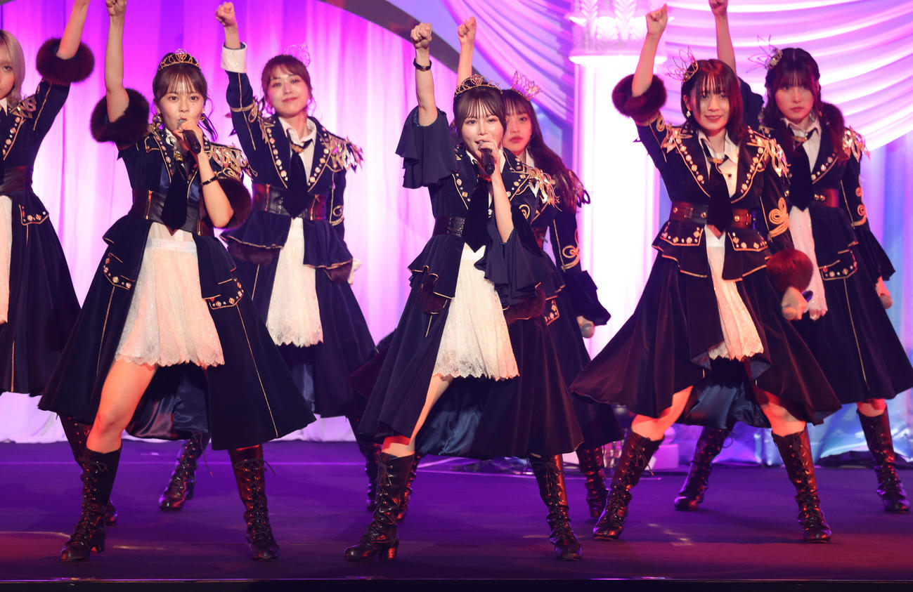 「古参も新規も大集合！なんでもありのAKBでっせスペシャル」で会場を盛り上げるAKB48（撮影・中島郁夫）
