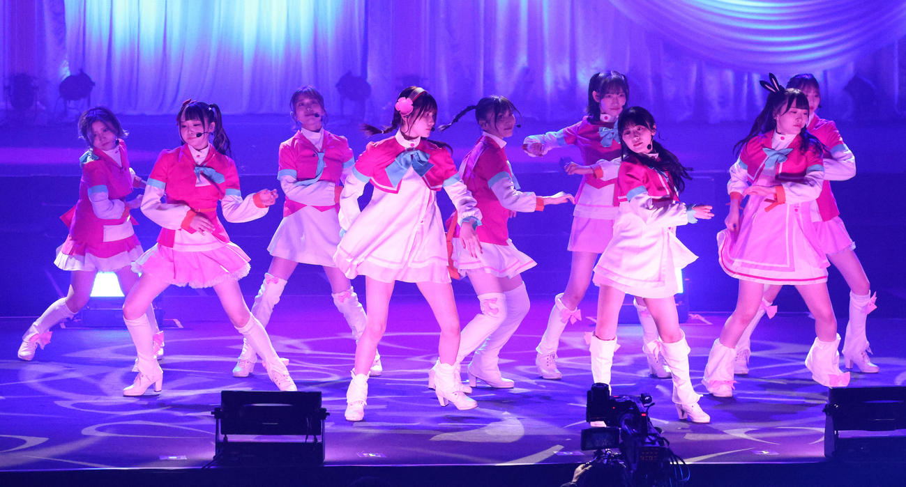 「古参も新規も大集合！なんでもありのAKBでっせスペシャル」で会場を盛り上げるAKB48（撮影・中島郁夫）