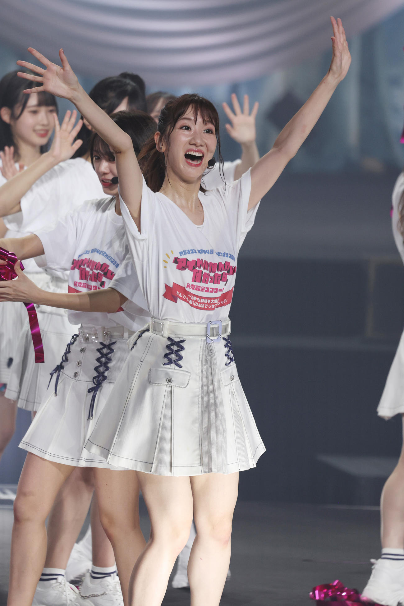 「古参も新規も大集合！なんでもありのAKBでっせスペシャル」フィナーレでスタンドに手を振るAKB48柏木由紀（撮影・中島郁夫）