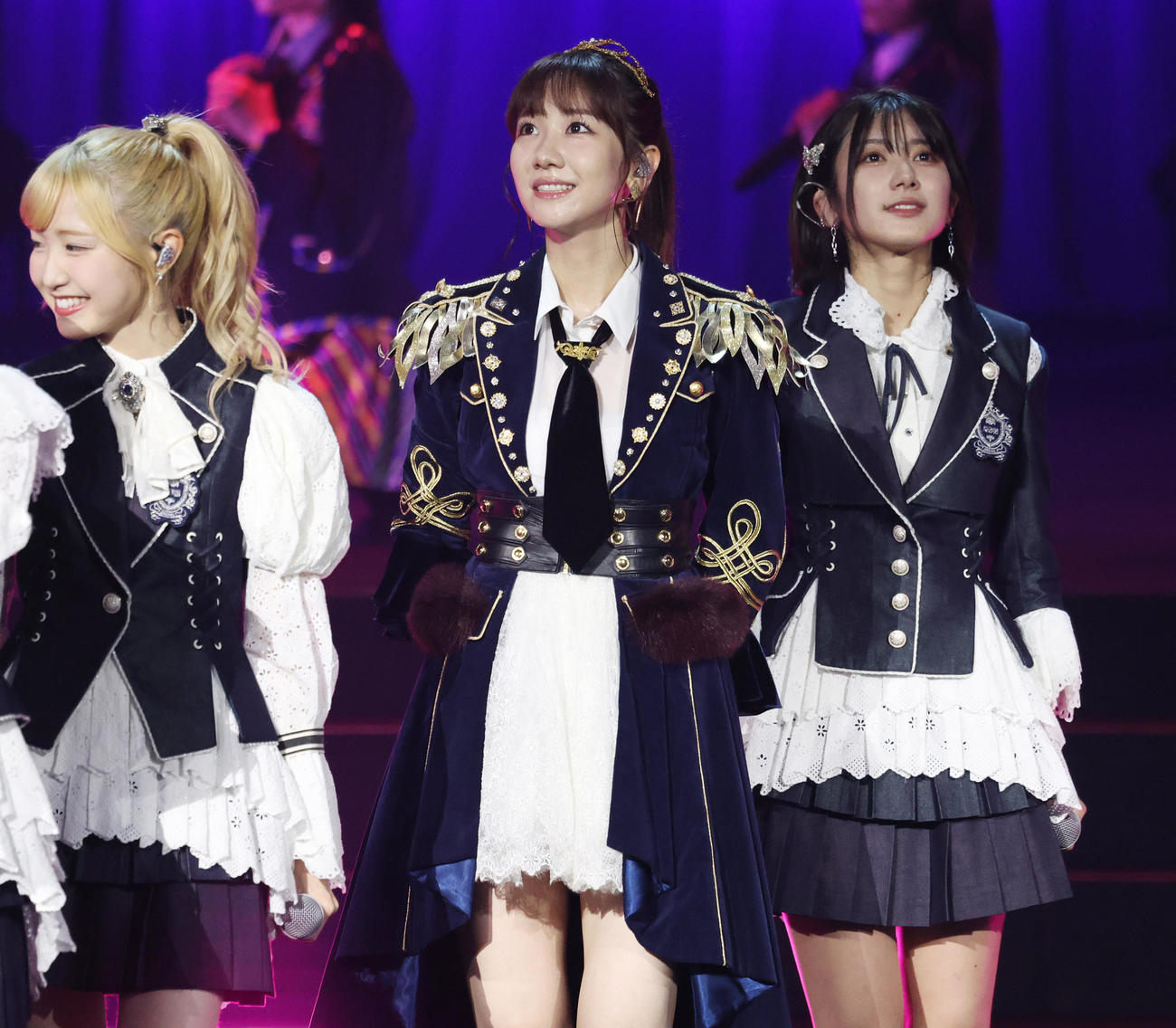 「古参も新規も大集合！なんでもありのAKBでっせスペシャル」で会場を盛り上げるAKB48柏木由紀（中央）（撮影・中島郁夫）