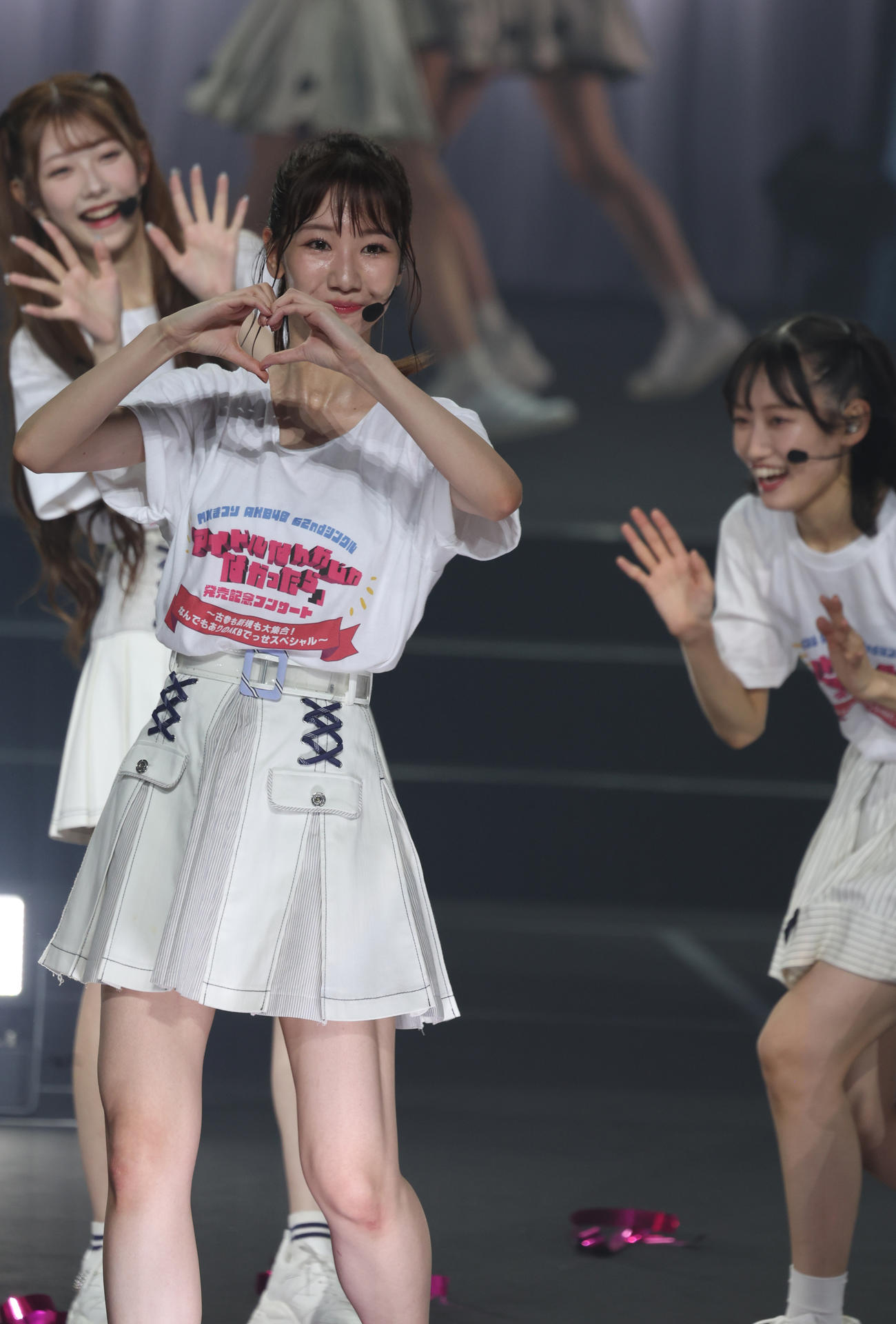 「古参も新規も大集合！なんでもありのAKBでっせスペシャル」フィナーレでスタンドにハートを贈るAKB48柏木由紀（撮影・中島郁夫）