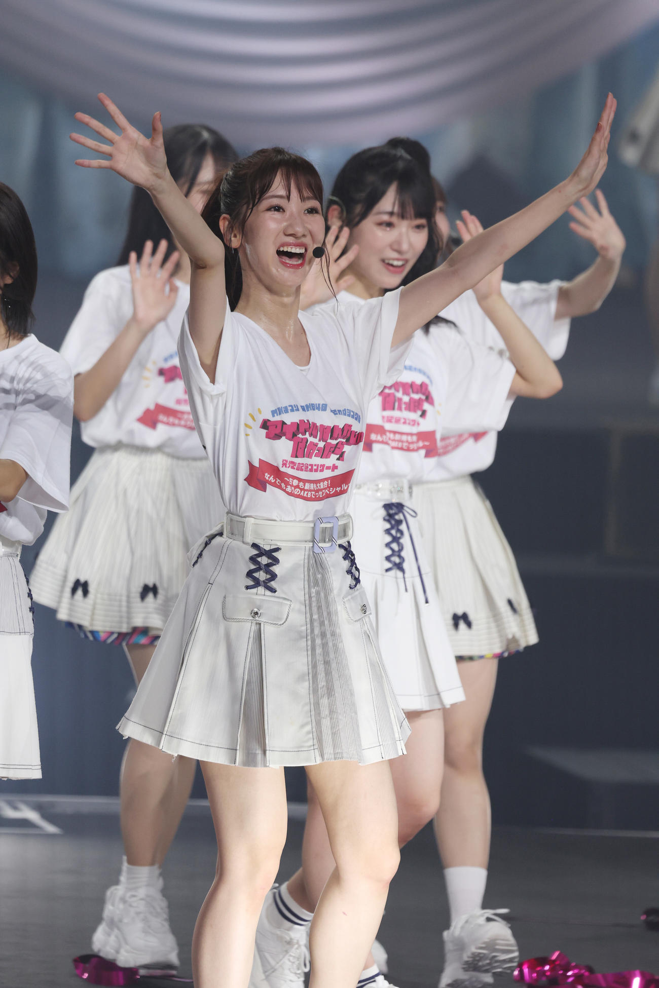 「古参も新規も大集合！なんでもありのAKBでっせスペシャル」フィナーレでスタンドに手を振るAKB48柏木由紀（撮影・中島郁夫）