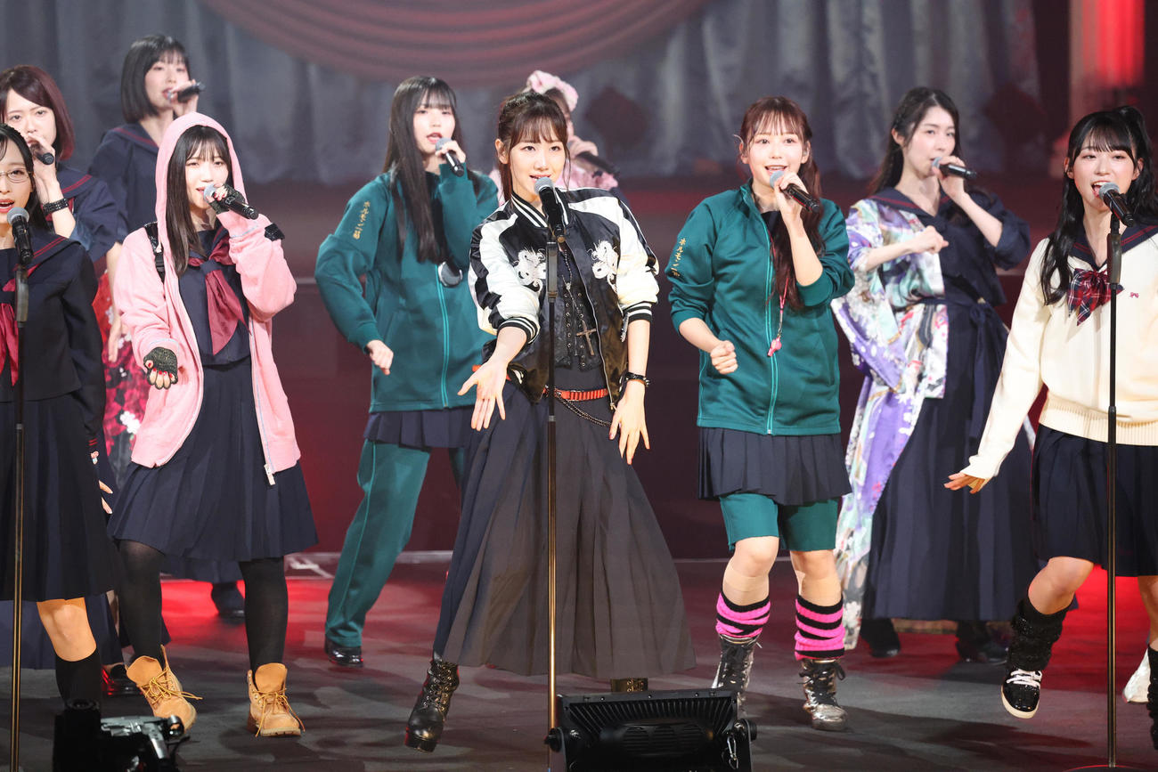 「古参も新規も大集合！なんでもありのAKBでっせスペシャル」で会場を盛り上げるAKB48柏木由紀（中央）（撮影・中島郁夫）