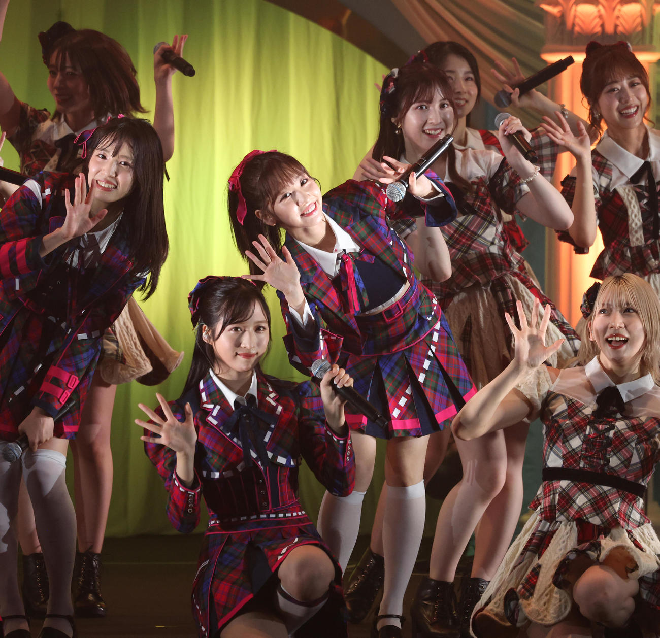 「古参も新規も大集合！なんでもありのAKBでっせスペシャル」で会場を盛り上げるAKB48柏木由紀（中央）（撮影・中島郁夫）