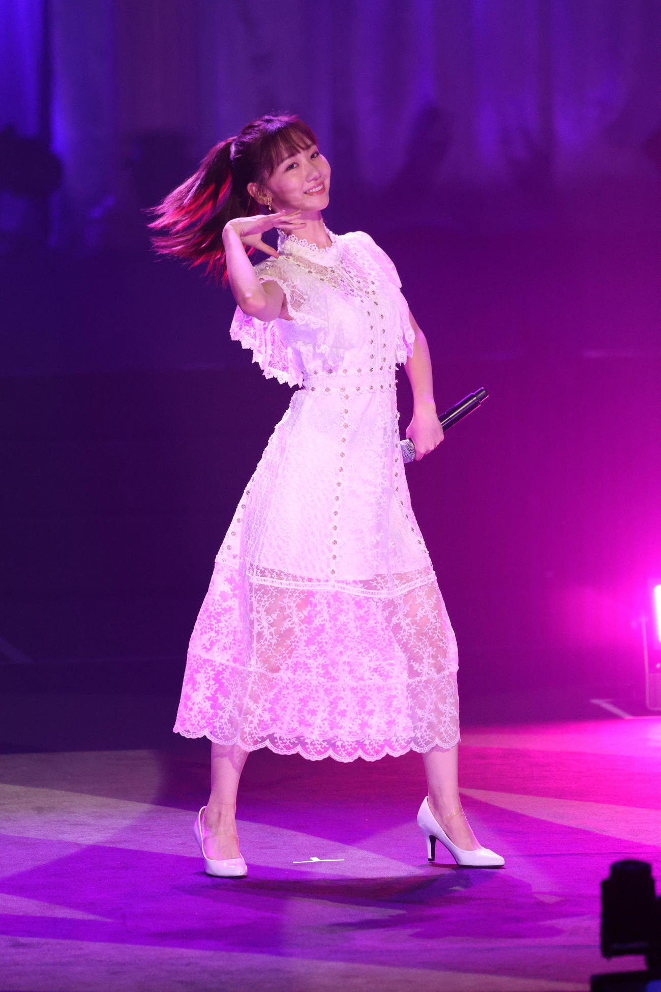 「古参も新規も大集合！なんでもありのAKBでっせスペシャル」で会場を盛り上げるAKB48柏木由紀（撮影・中島郁夫）