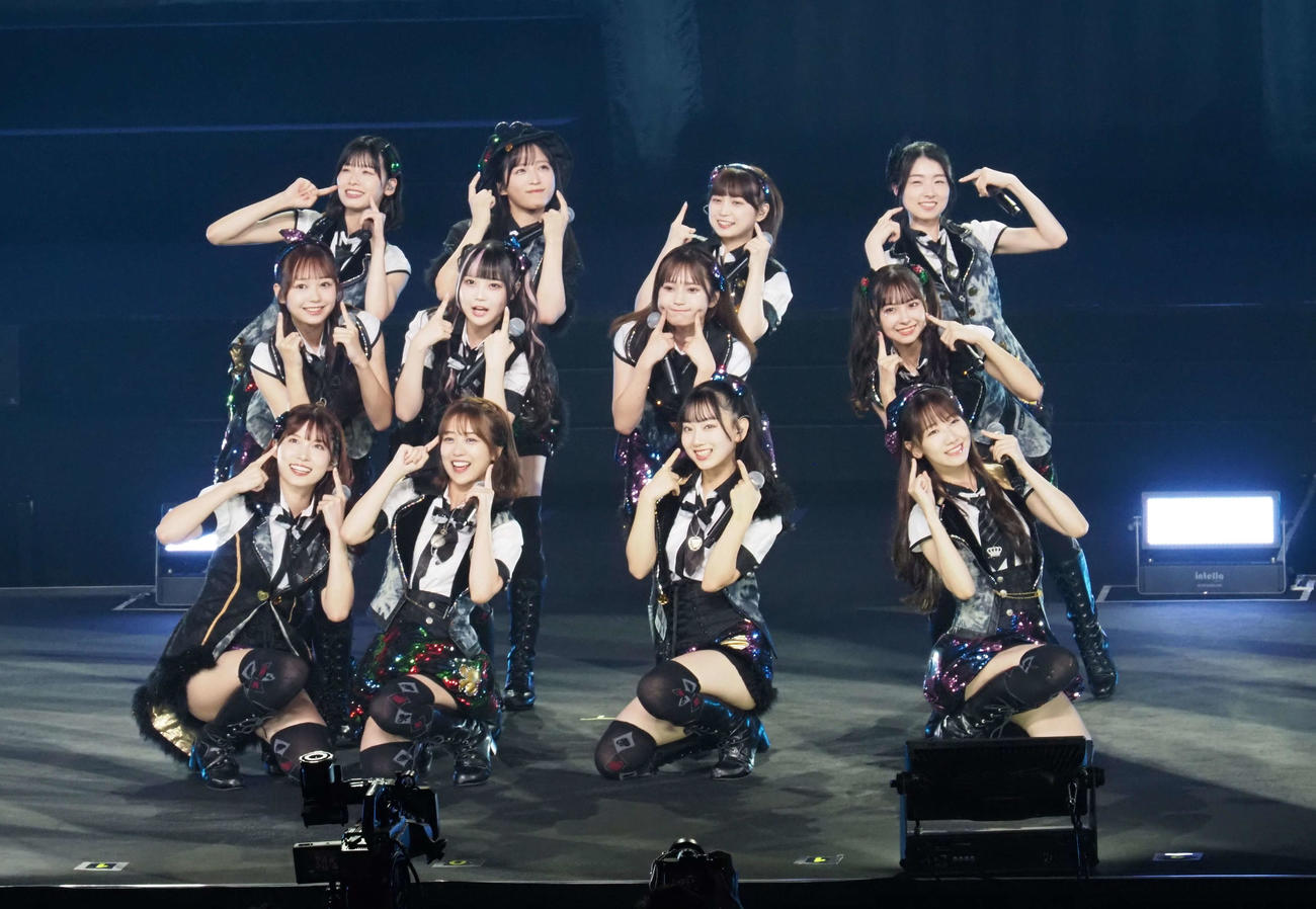 笑顔でパフォーマンスするAKB48メンバー（撮影・遠藤尚子）