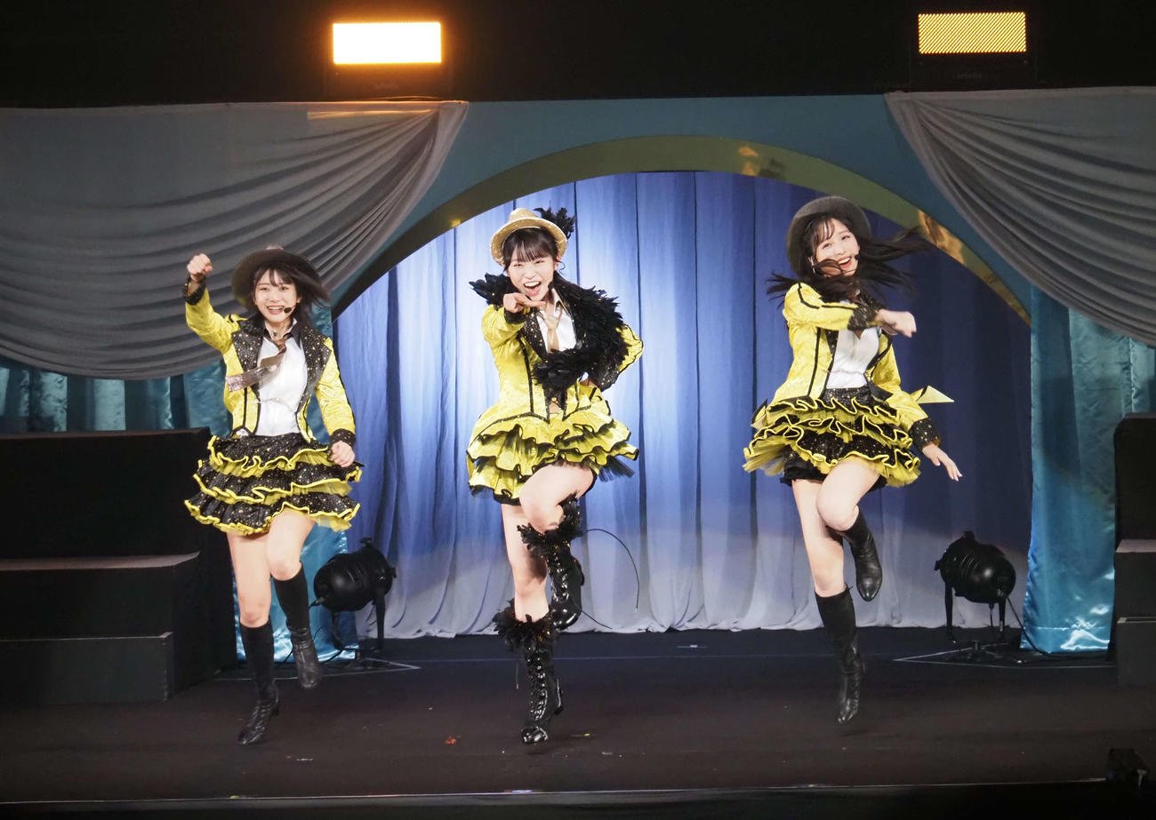 パフォーマンスするAKB48（撮影・遠藤尚子）
