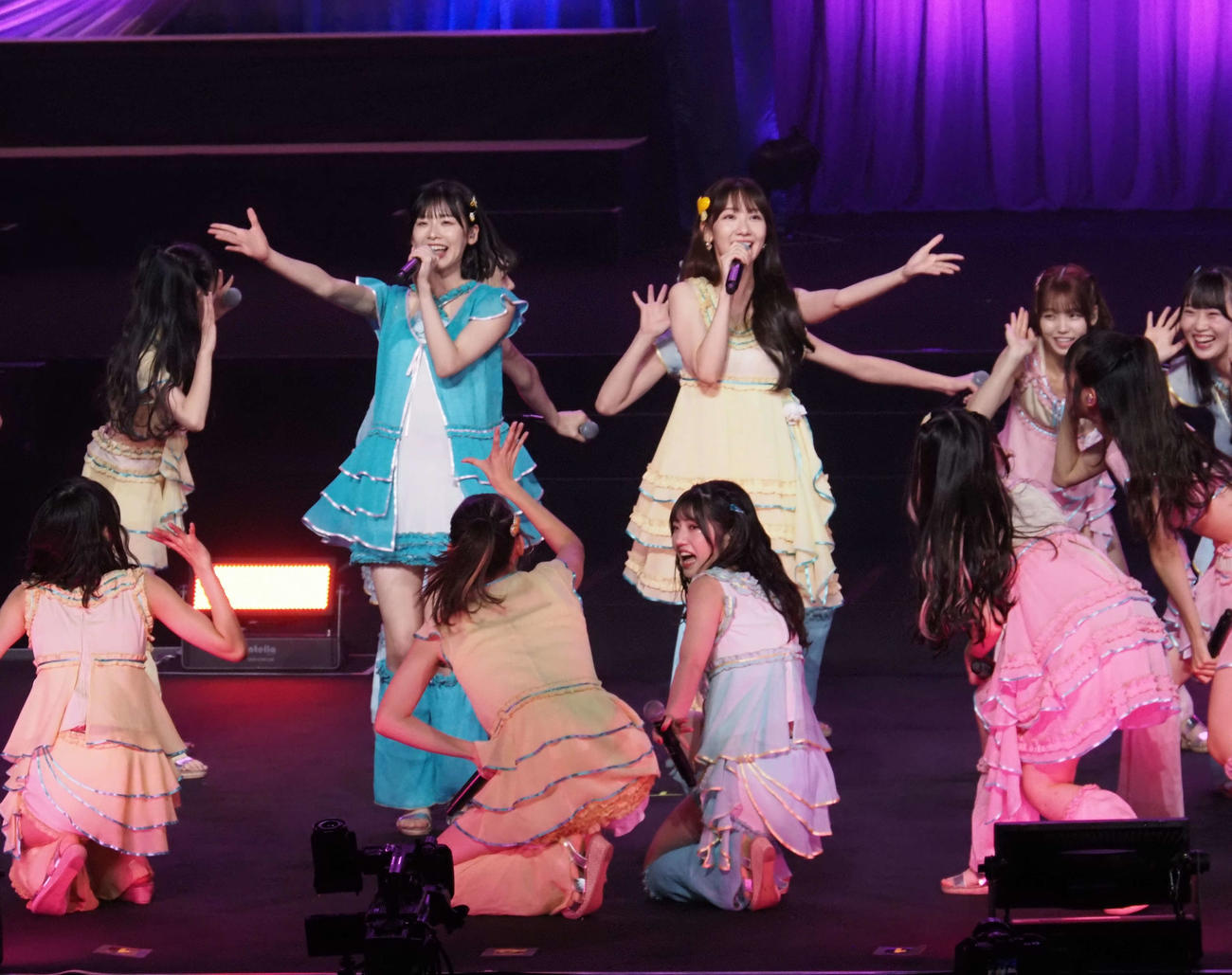 パフォーマンスするAKB48（撮影・遠藤尚子）