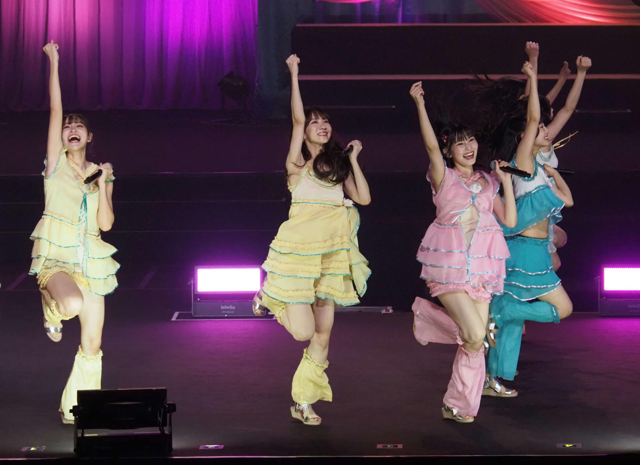パフォーマンスするAKB48。中央は柏木由紀（撮影・遠藤尚子）
