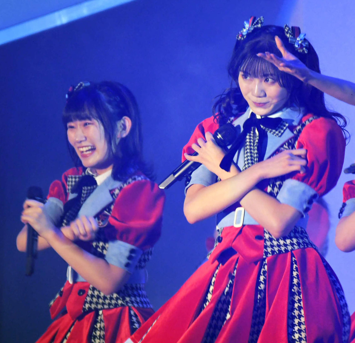 NGT48佐藤海里（左）と藤崎未夢（21年10月撮影）
