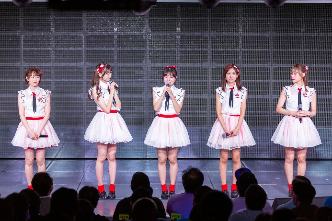 劇場公演でグループ卒業を発表したNGT48本間日陽（中央）。左から西潟茉莉奈、藤崎未夢、1人おいて古澤愛、川越紗彩（C）Flora