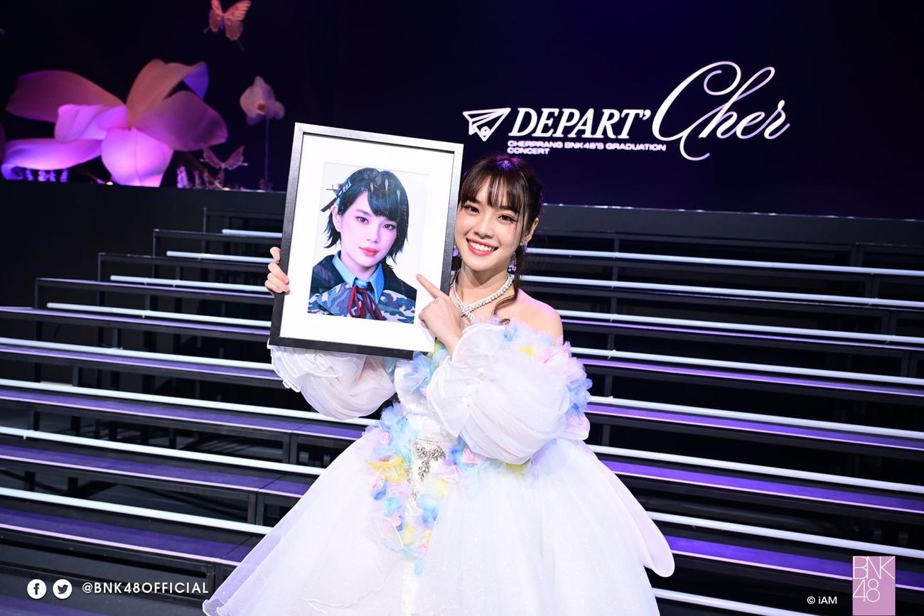 卒業コンサートを行ったBNK48のチャープラン