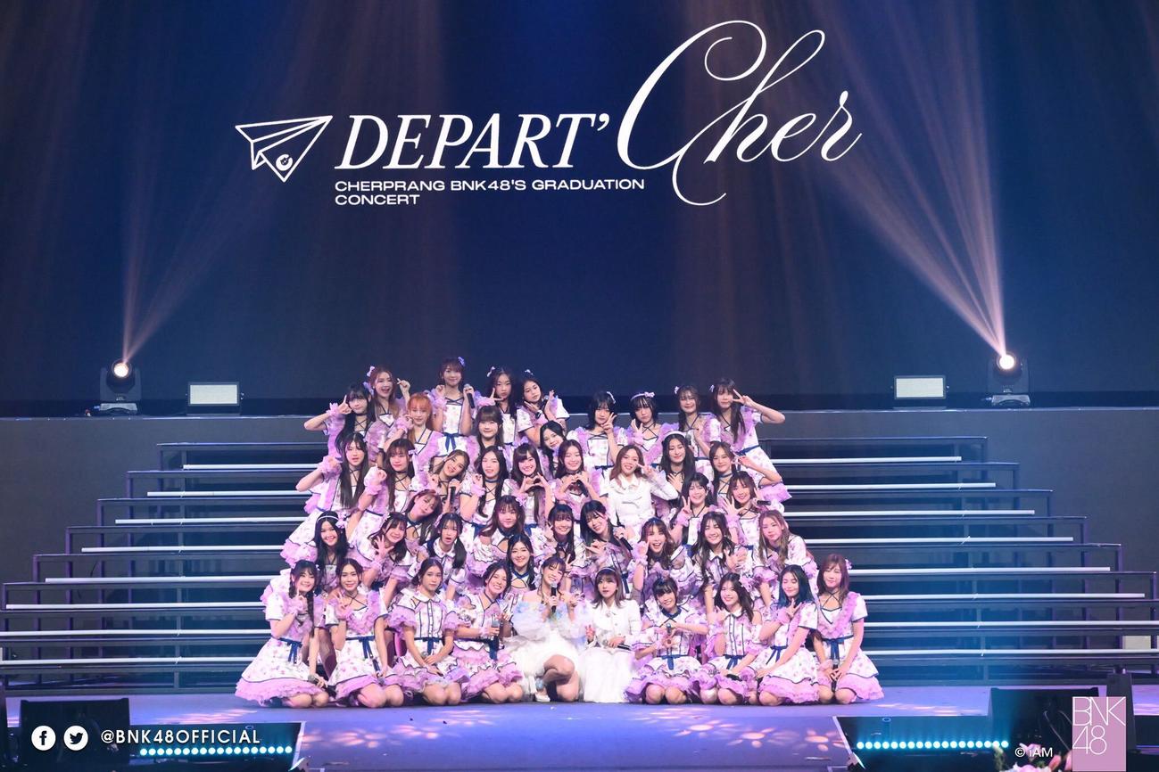 卒業コンサートを行ったBNK48のチャープラン（前列中央）