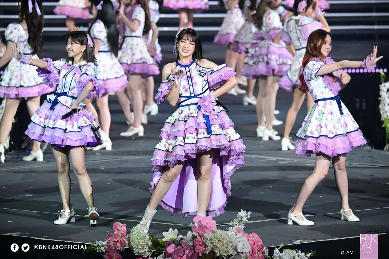 卒業コンサートを行ったBNK48のチャープラン（中央）