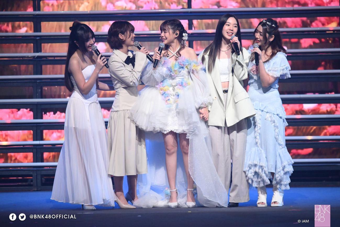卒業コンサートを行ったBNK48のチャープラン（中央）