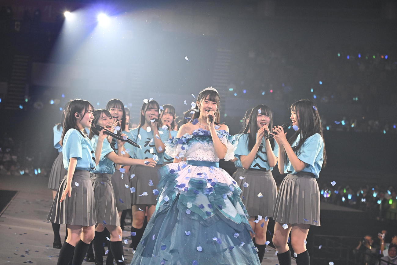 卒業コンサートを行ったSTU48瀧野由美子(中央）(C)STU