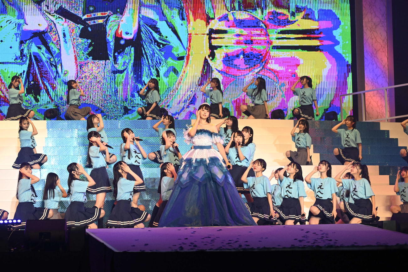 卒業コンサートを行ったSTU48瀧野由美子（中央）(C)STU