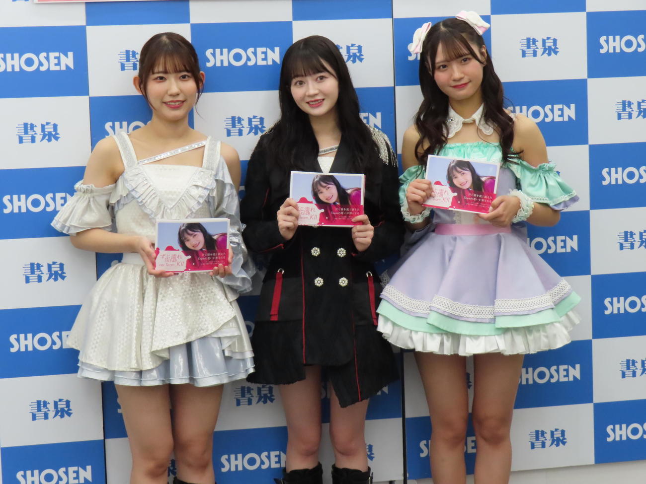 写真集「ずぶ濡れ　SKE48 Team K2」を発売したSKE48の（左から）青木莉華、江籠裕奈、中野愛理（撮影・横山慧）