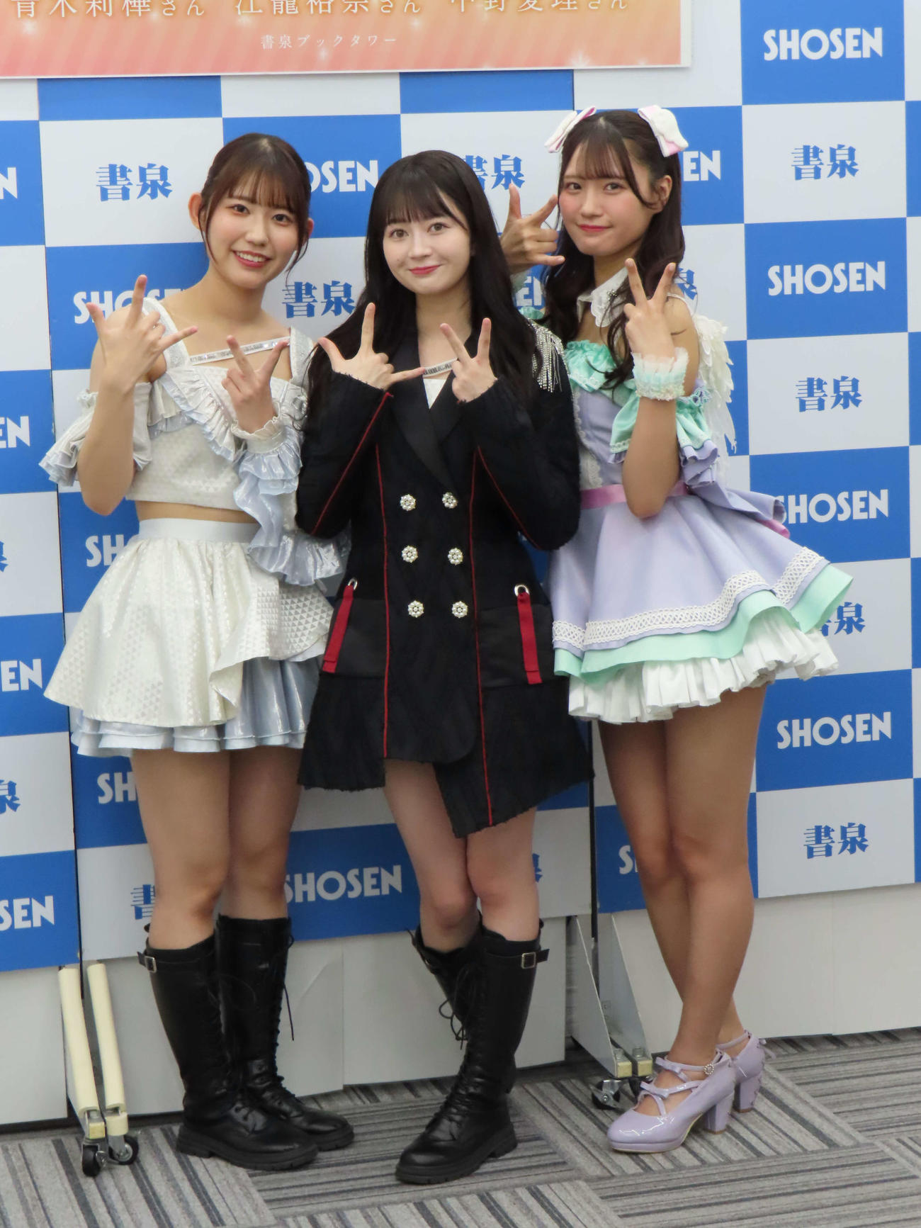 写真集「ずぶ濡れ　SKE48 Team K2」を発売したSKE48の（左から）青木莉華、江籠裕奈、中野愛理（撮影・横山慧）