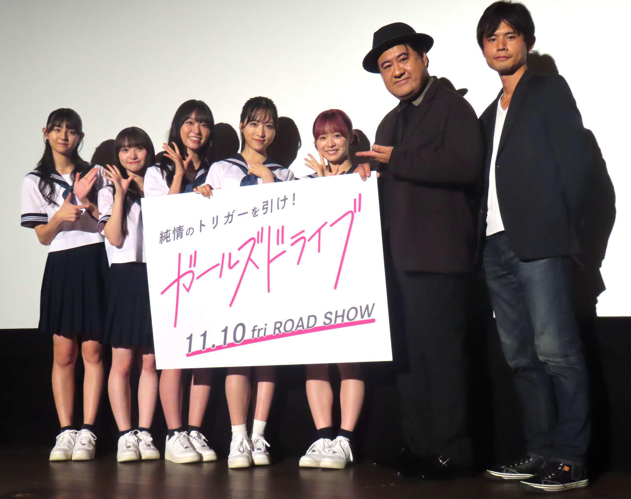 映画「ガールズドライブ」の初日舞台あいさつに登壇した、左からAKB48久保姫菜乃、山崎空、山内瑞葵、小栗有以、倉野尾成美、小手伸也、宮岡太郎監督