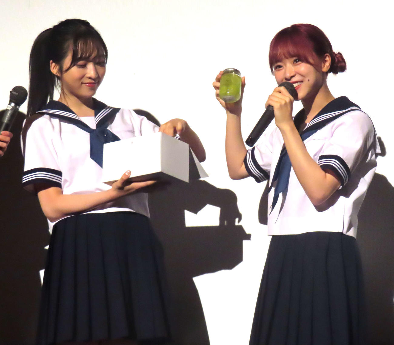 小栗有以（左）から誕生日プレゼントにゼリーを渡され、よろこぶAKB48倉野尾成美