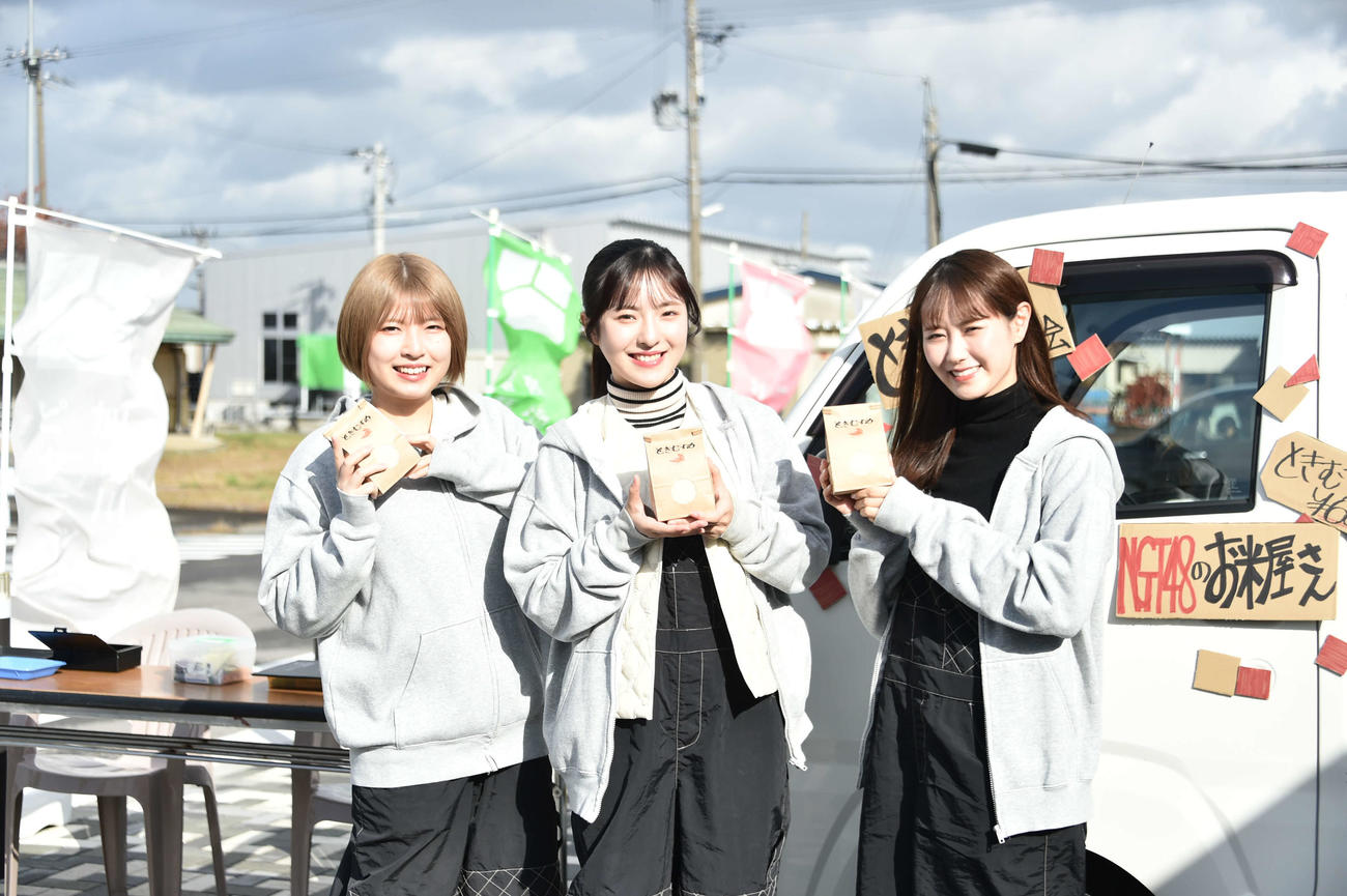 「ときむすめ」の直売会を行ったNGT48のメンバー。左から三村妃乃、大塚七海、西潟茉莉奈