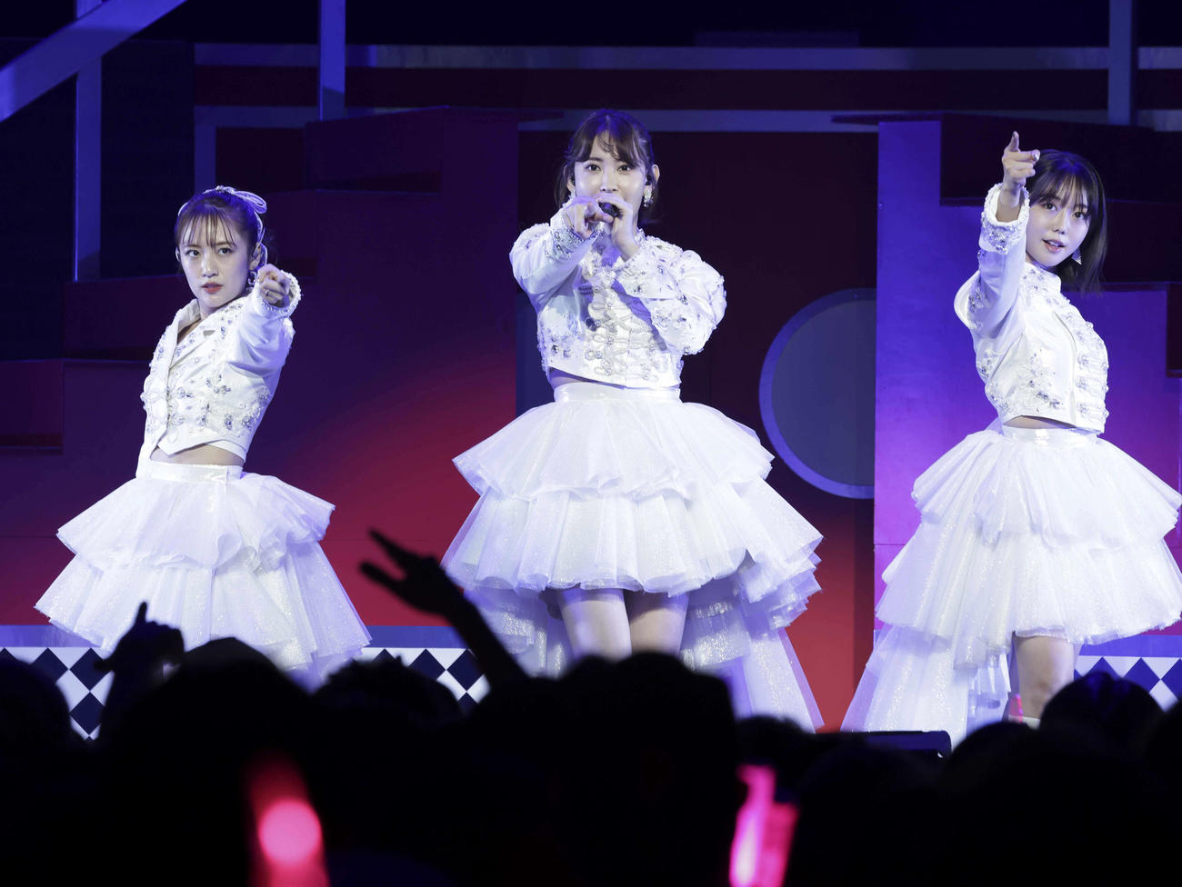 ノースリーブス15TH Anniversary Liveに出演した、左から高橋みなみ、小嶋陽菜、峯岸みなみ