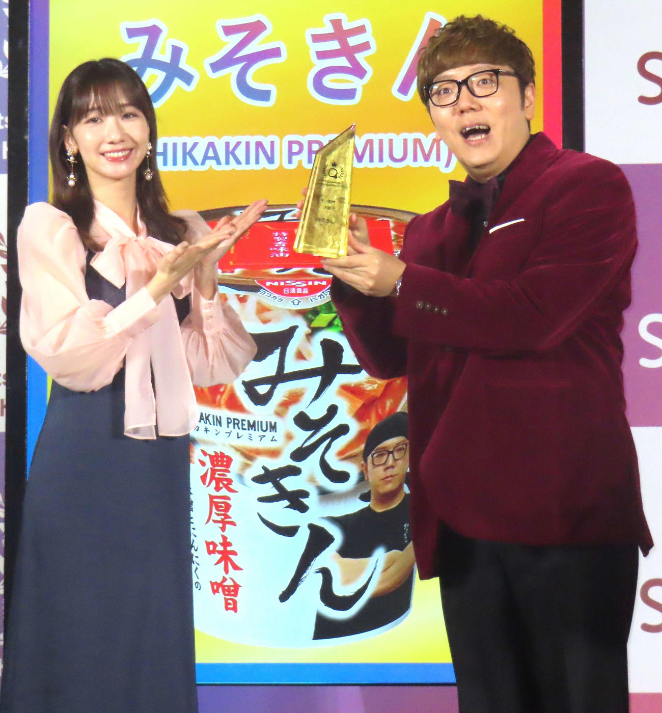 「Simeji presents Z世代トレンドアワード2023」でモノ部門大賞に輝いたHIKAKIN（右）にトロフィーを贈るAKB48柏木由紀