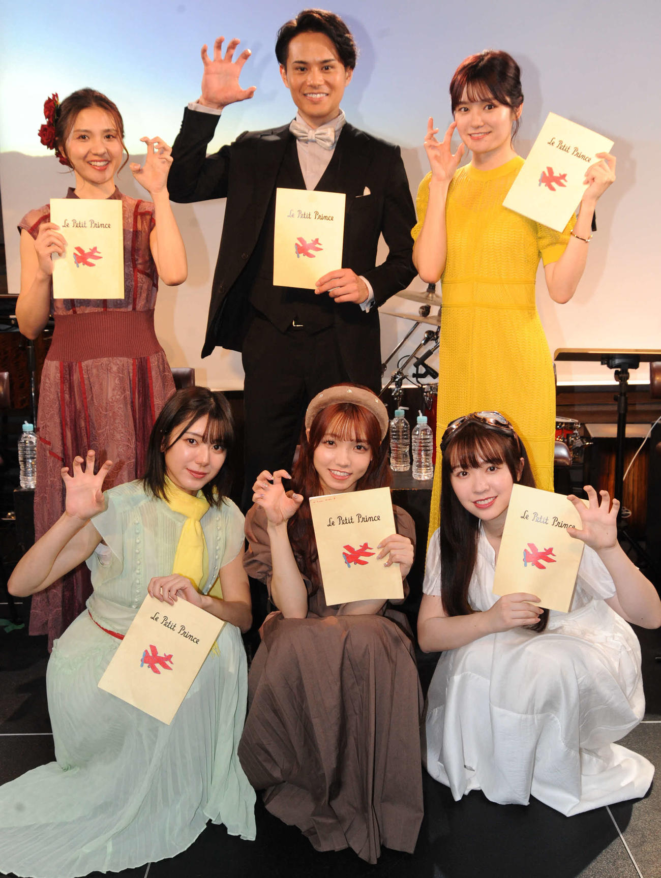 「アリゲーター朗読劇『Le Petit Prince～星の王子さま～』」に出演した、前列左から大西桃香、高橋彩音、渡辺みり愛、後列左から五月女舞香、近藤雄介、中野郁海（撮影・松尾幸之介）