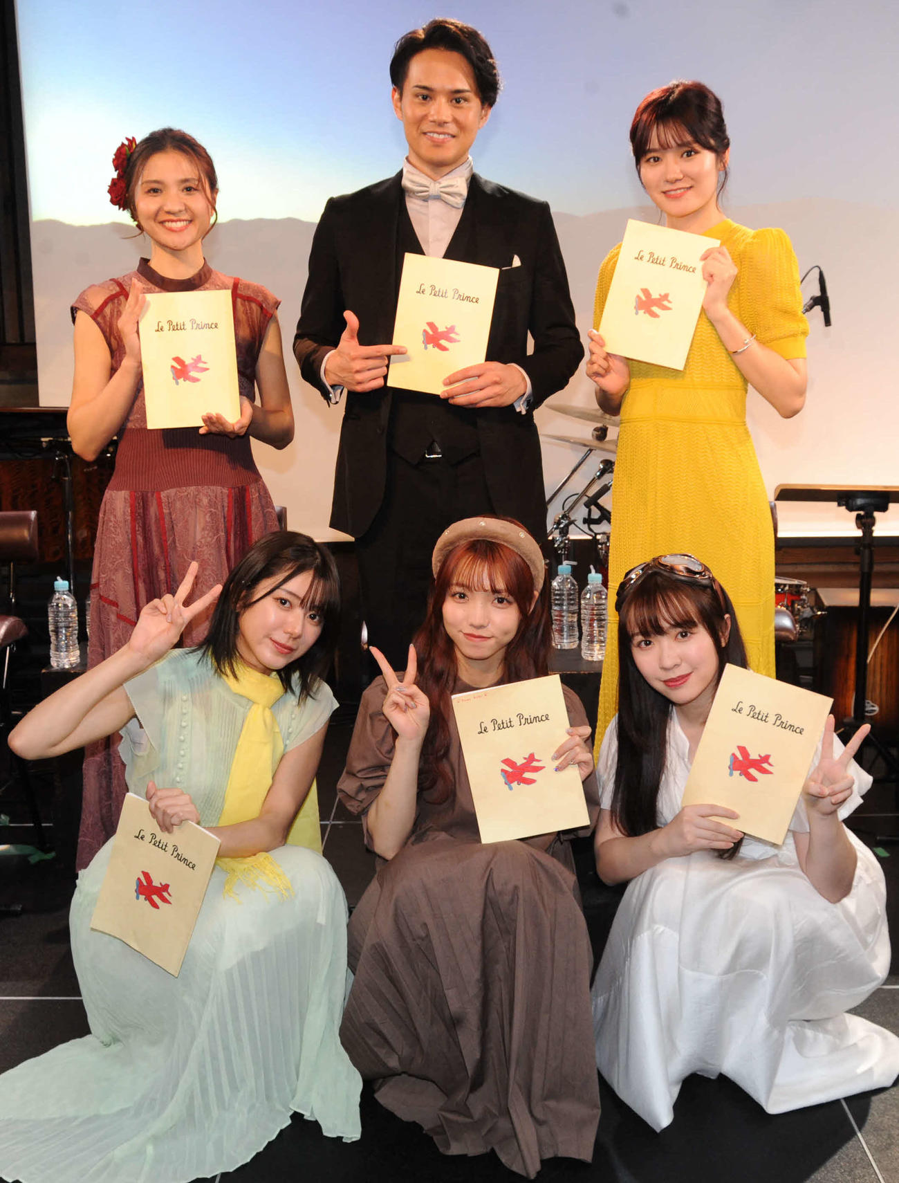「アリゲーター朗読劇『Le Petit Prince～星の王子さま～』」に出演した、前列左から大西桃香、高橋彩音、渡辺みり愛、後列左から五月女舞香、近藤雄介、中野郁海（撮影・松尾幸之介）