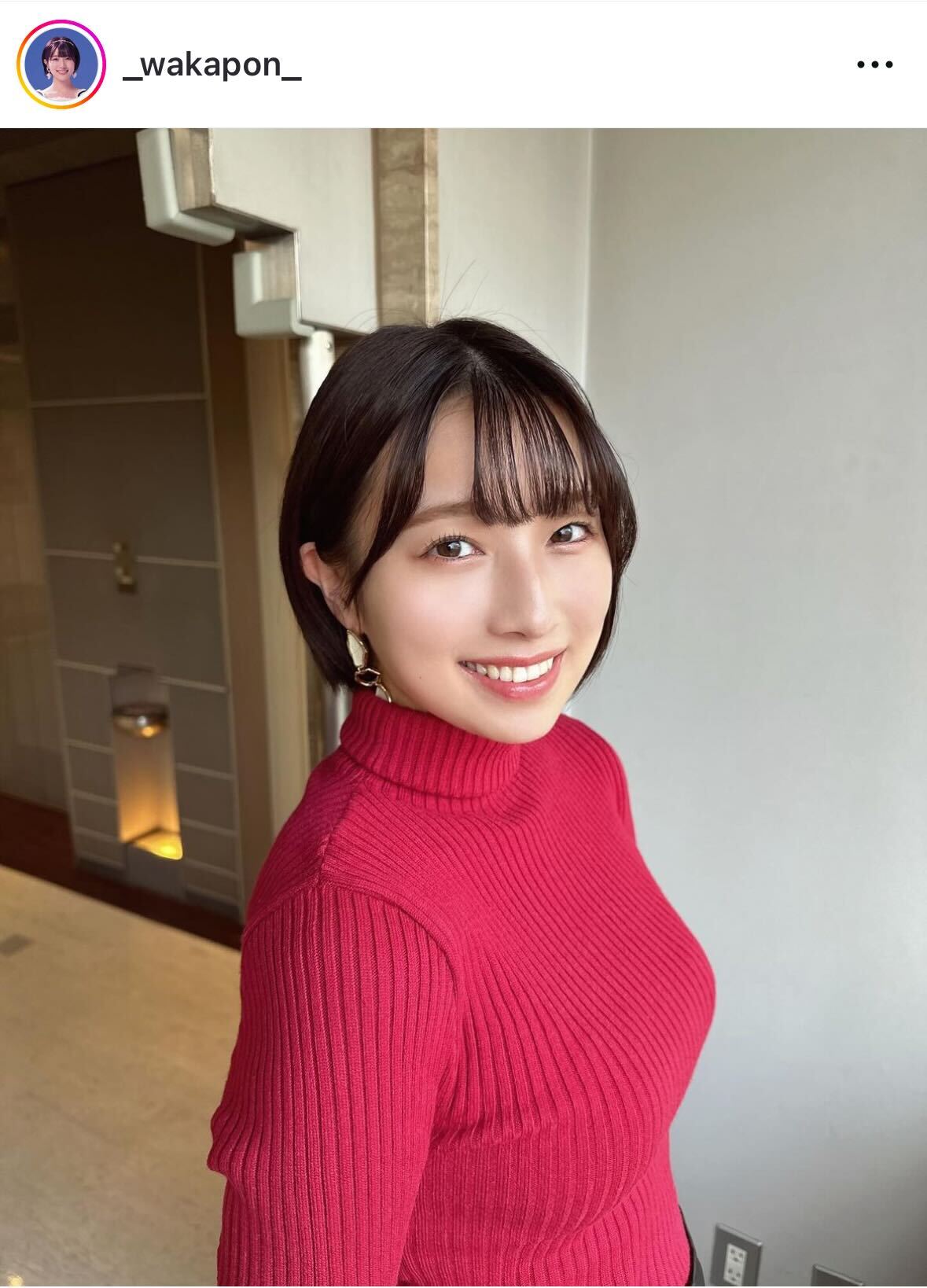 赤のニットを着たNMB48安部若菜（安部若菜のインスタグラムから）