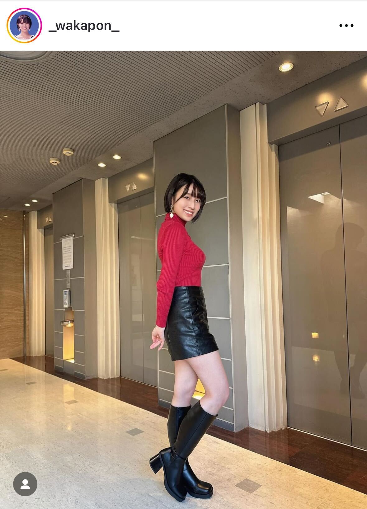 赤のニットにミニスカ＆ブーツ姿のNMB48安部若菜（安部若菜のインスタグラムから）