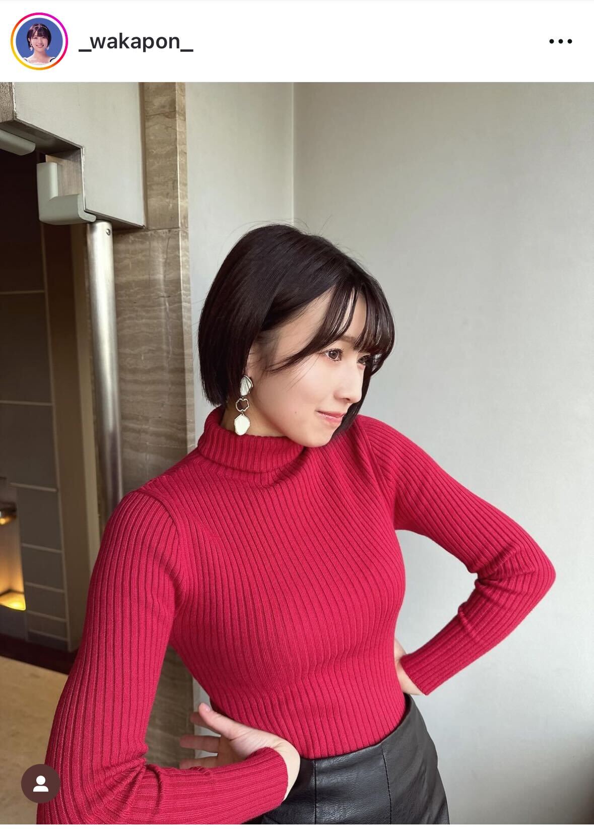 赤のニットにミニスカ＆ブーツ姿のNMB48安部若菜（安部若菜のインスタグラムから）