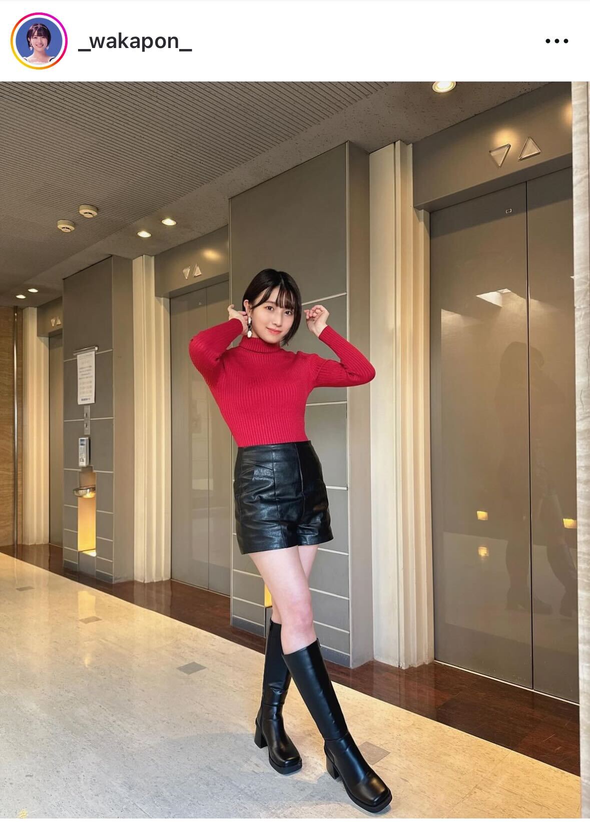 赤のニットにミニスカ＆ブーツ姿のNMB48安部若菜（安部若菜のインスタグラムから）