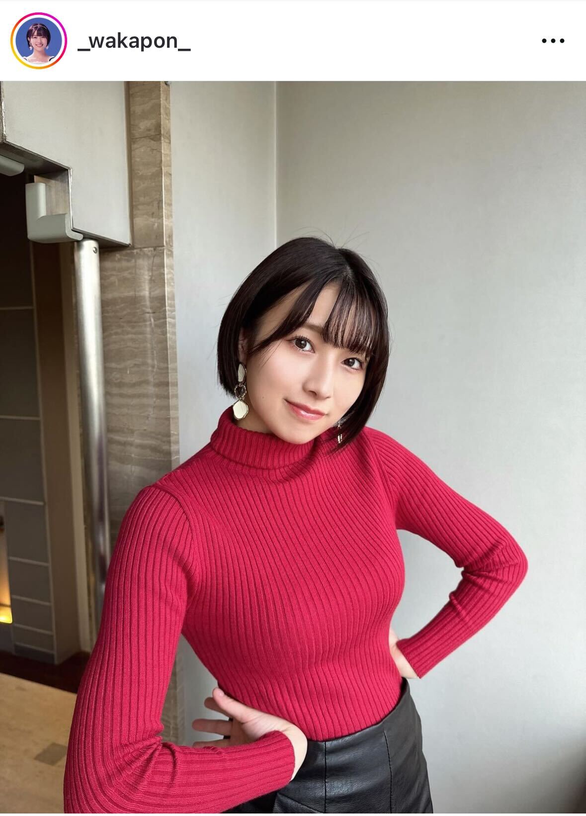 赤のニットにミニスカ＆ブーツ姿のNMB48安部若菜（安部若菜のインスタグラムから）
