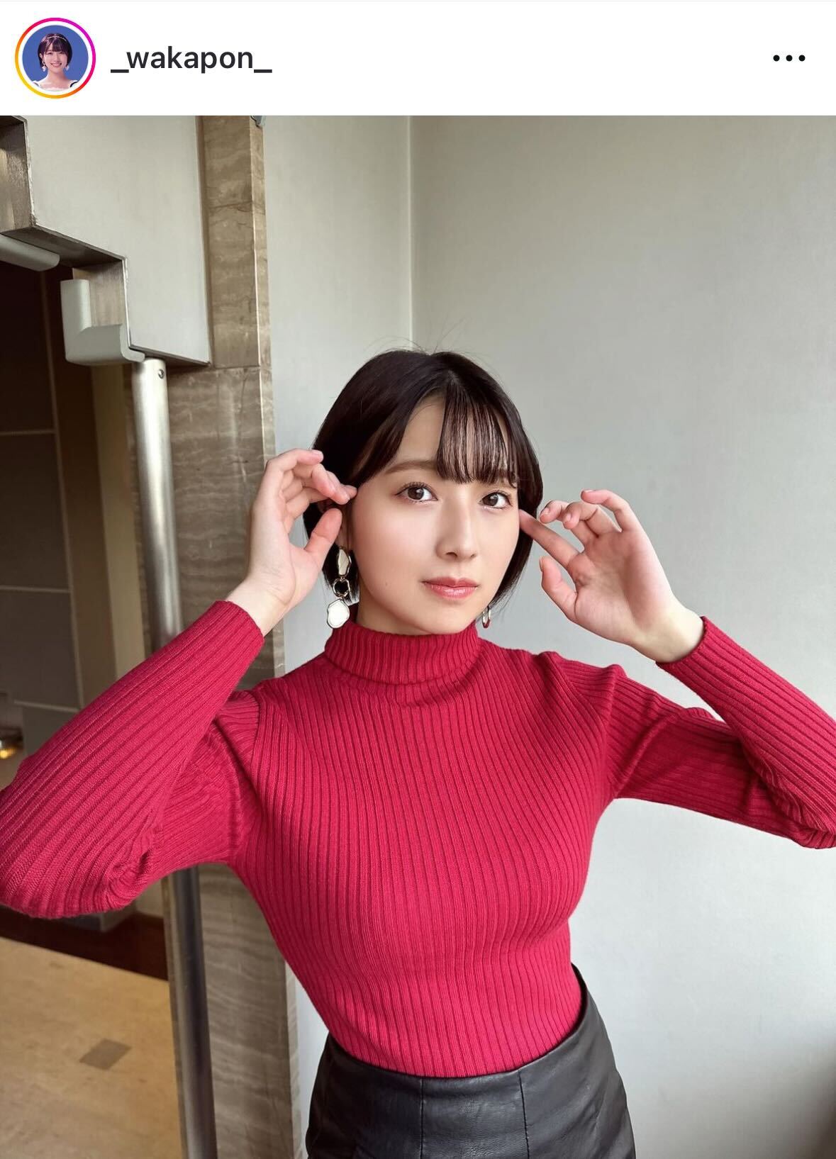 赤のニットにミニスカ＆ブーツ姿のNMB48安部若菜（安部若菜のインスタグラムから）