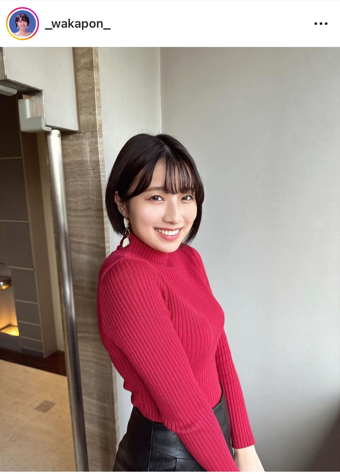 赤のニットにミニスカ＆ブーツ姿のNMB48安部若菜（安部若菜のインスタグラムから）